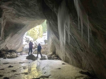 Buz sarkıtlarının bulunduğu mağarada ders yaptılar
