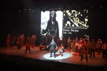 Çanakkale’de ‘Zafere Doğru Cumhuriyet Doğuyor’ gösterisi sahnelendi