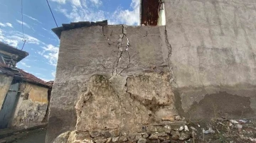 Çankırı’da bir garip yapı: Çatlayan duvarı telle tutturdular
