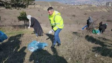 Çevreci belediye başkan adayı doğada çöp topladı
