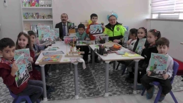 Çocuklar, İstiklal Marşı okuyarak Akif’i andı
