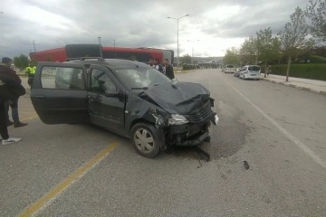 Çorum'da iki otomobilin karıştığı kazada 1 kişi yaralandı