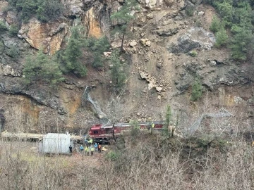 Demir yolunu kapatan kayalar ile raydan çıkan lokomotifi kaldırma çalışmaları sürüyor
