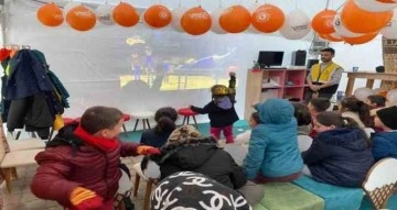 Depremzede çocuklar için sinema çadırı