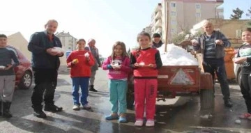 Depremzede çocukların "kar dedesi"