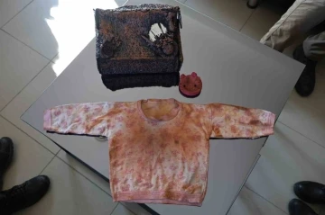 Depremzedeye ait olduğu düşünülen kanlı çocuk kıyafetinin sahibi aranıyor
