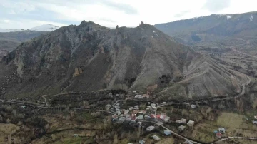 Dev mantar kayalar köyü tehdit ediyor
