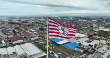 ’Dünyanın en büyük kulüp bayrağı’ Samsun’da dalgalanıyor