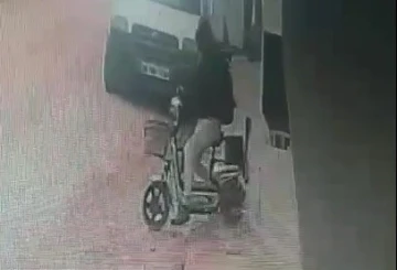 Elektrikli bisiklet hırsızı güvenlik kamerasına yakalandı
