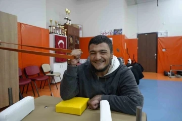Engelli genç bilek güreşiyle hayata tutundu, Türkiye şampiyonu oldu
