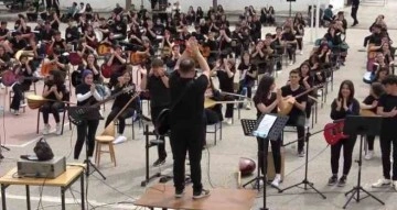 Enstrüman çalmayı bilmiyorlardı, şimdi 140 kişilik orkestra oluşturdular