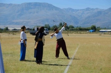 Erzincan’da Geleneksel Türk Okçuluğu Hava Koşusu Türkiye Şampiyonası başladı