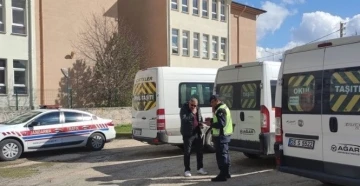 Eskişehir’de polis ve jandarma 117 okul servisi ve şoförünü denetledi
