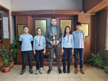 Eskişehir Ticaret Borsası Ortaokulu Kız Masa Tenisi Takımı Eskişehir birinciliği kazandı
