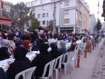 Fatih Mahallesi’ndeki vatandaşlar iftarda bir araya geldi
