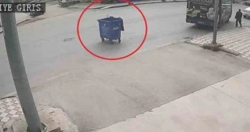 Fırtınanın savurduğu çöp konteyneri caddede gezintiye çıktı: O anlar kamerada