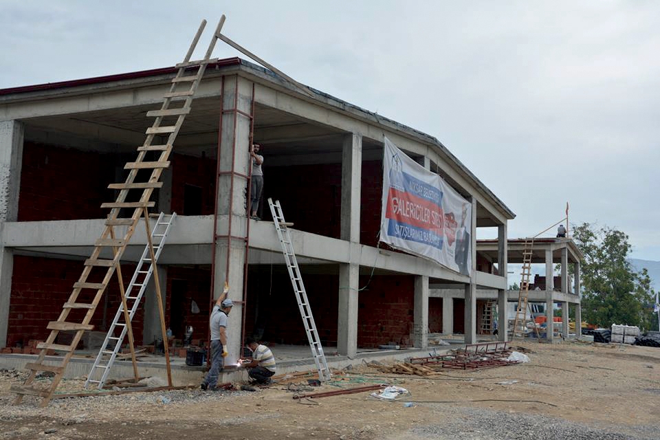 Niksar Belediyesi Plan Proje Müdürlüğü ekiplerince projelendirilen Galericiler Sitesi projesi kaba inşaatının ardından çatı ve dış cephe kaplama çalışmaları devam ediyor.