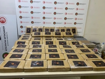 Gümrük Muhafaza ekipleri muz dolu konteynerde 77 kilogram kokain ele geçirdi

