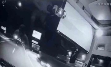 Gümüşhane’de hafif ticari araçla yolcu otobüsünün çarpıştığı kaza kamerada

