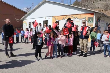 Gümüşhane’de jandarma ekipleri 23 Nisan’da köy çocuklarını unutmadı

