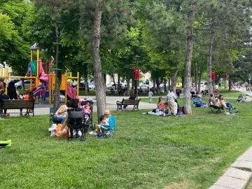 Güzel havayı bulan vatandaşlar, pazar gününü Kanlıkavak Parkı’nda geçiriyor
