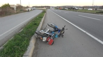 Hafif ticari araç motosiklete çarptı: 1 ölü, 2 yaralı
