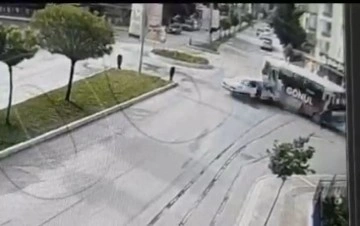 Halk otobüsüyle otomobilin çarpışma anı kamerada