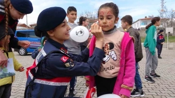 Jandarma ekipleri köydeki çocuklara bayram sevincini önceden yaşattı
