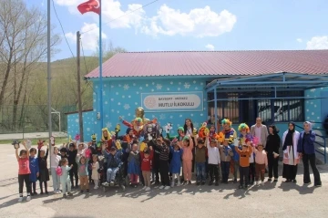 Jandarmadan köy okulu çocuklarına yürek ısıtan 23 Nisan sürprizi
