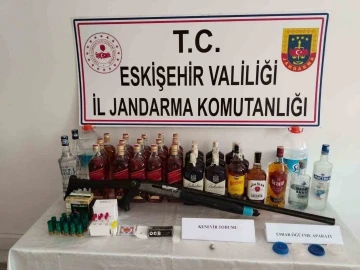 Kaçak alkol satan şahsa jandarma operasyonu
