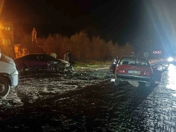 Karabük’te 2 otomobil çarpıştı: 3 yaralı
