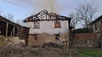 Karabük’te iki katlı ev yandı
