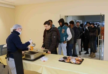 Karabük Üniversitesinde öğrencilere sıcak çorba ikramı
