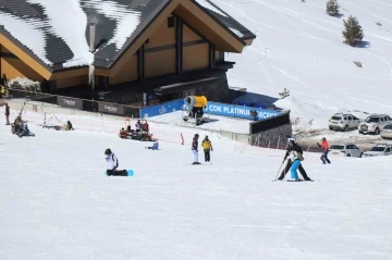 Kartalkaya’da kayak sezonu kapandı: Son günde kayağın tadını çıkardılar
