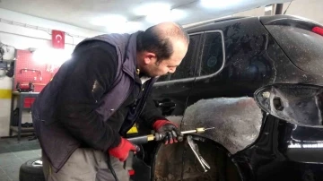 Kastamonu’da buzlanma sebebiyle kaza yapan araçlar oto tamircilerde yoğunluk oluşturdu

