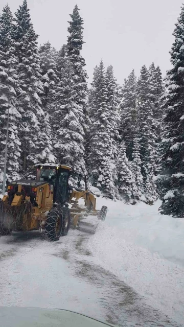 Kastamonu’da karla kapanan köy yolları ekiplerin çalışmasıyla ulaşıma açıldı
