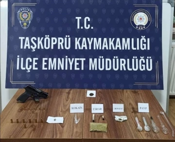 Kastamonu’da uyuşturucu ve ruhsatsız silahla yakalanan 5 kişi gözaltına alındı
