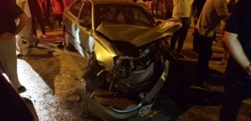 Kaza yapan otomobilde sıkışan sürücüyü itfaiye kurtardı: 2 yaralı