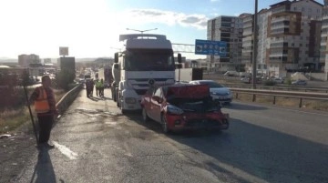 Kırıkkale’de zincirleme kaza: Otomobil hurdaya döndü, 2 kişi yaralandı