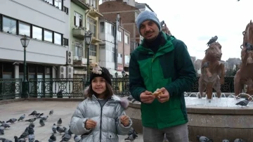 Kızıyla birlikte Bodrum’dan gelen turist güvercinleri elleriyle besledi
