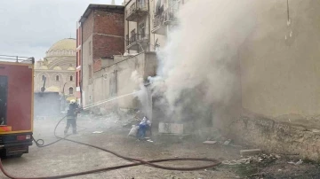 Konya’da apartmanın yanına yapılan depoda yangın
