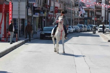 Konya’da caddede atla gezintiye çıktı
