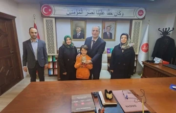 Minik Muhammet kumbarasındaki parasını Filistinli çocuklara bağışladı
