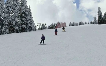 Ilgaz Dağı’nda mart ayında kar güzelliği: Ramazan’da kayak keyfi
