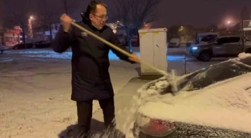 Nevşehir Belediye Başkanı araçların kar temizliğini yaptı
