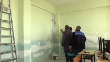 Öğrenciler para topladı, okul çalışanları sınıfları boyadı
