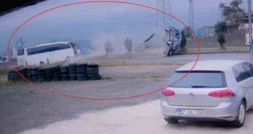 Ordu’da yolcu otobüsü ile hafif ticari aracın çarpıştığı kaza kamerada