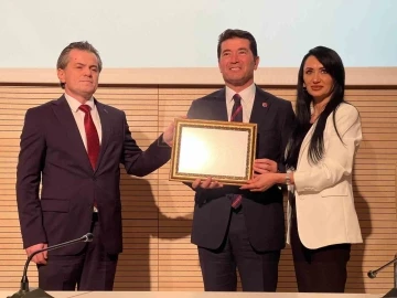 Ortahisar Belediye Başkanlığı’na seçilen CHP’li Ahmet Kaya mazbatasını aldı
