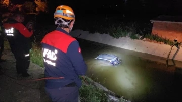 Otomobil su kanalına düştü: 2 ölü
