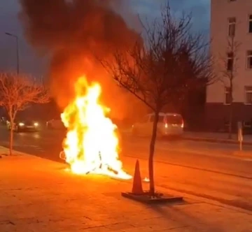 Polisin durdurduğu motosiklet alev alev yandı

